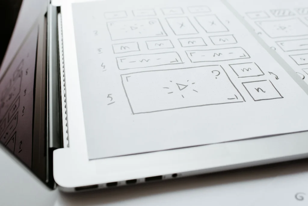 Wireframe van een website op laptop, gericht op structuur en lay-out