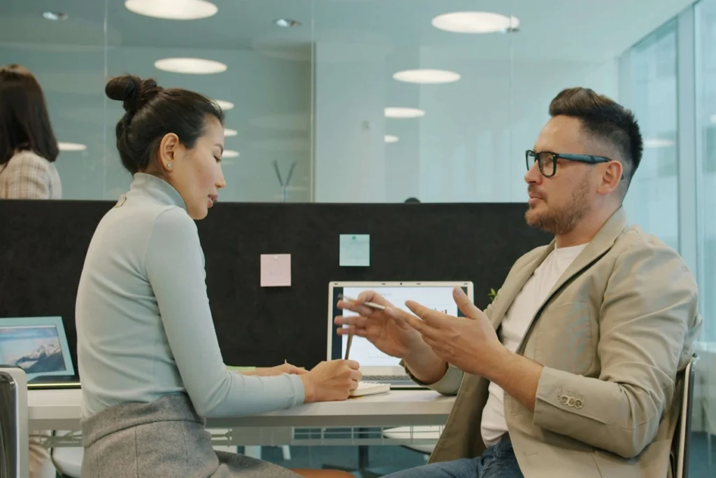 Kennismakingsgesprek tussen webdesigner en klant voor een nieuwe website